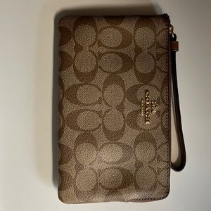 Coach wristlet perfect condition